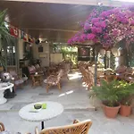 아파트호텔 Harry's Bar & 1 아카라비