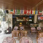 Harry's Bar & 1 아파트호텔 아카라비