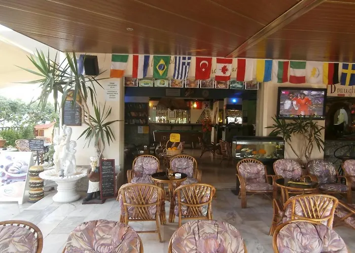 Harry's Bar & 1 アパートホテル アカラヴィ