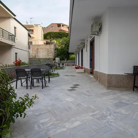 Harry's Bar & 1 Lejlighedshotel Acharavi (Corfu)