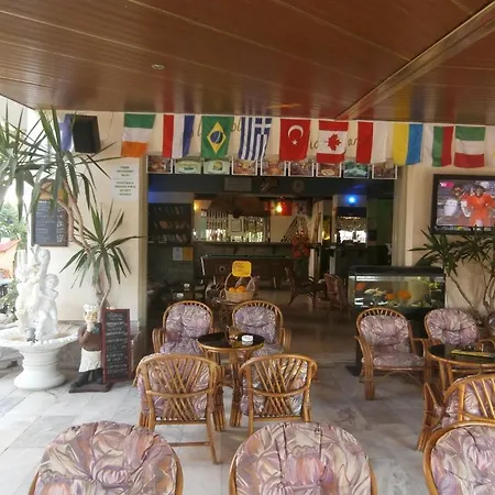 Harry's Bar & 1 アパートホテル アカラヴィ